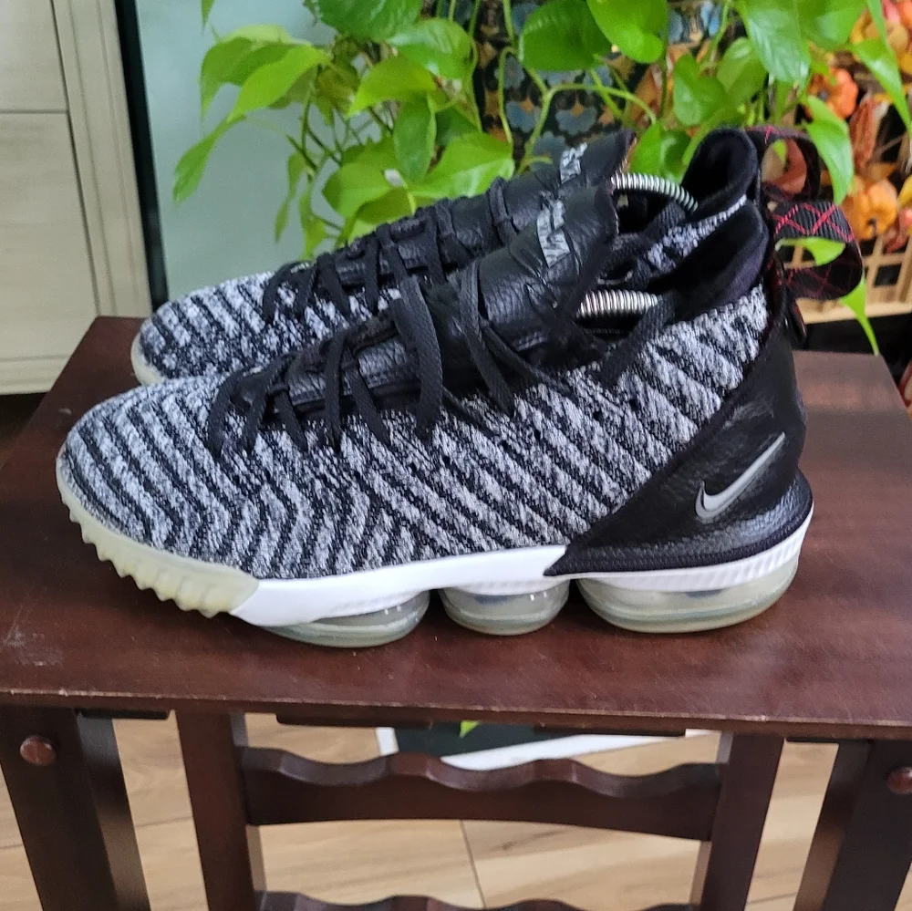 Nike Lebron 16 XVI Oreo Men’s Basketball Sneakers - Picture 4 of 9